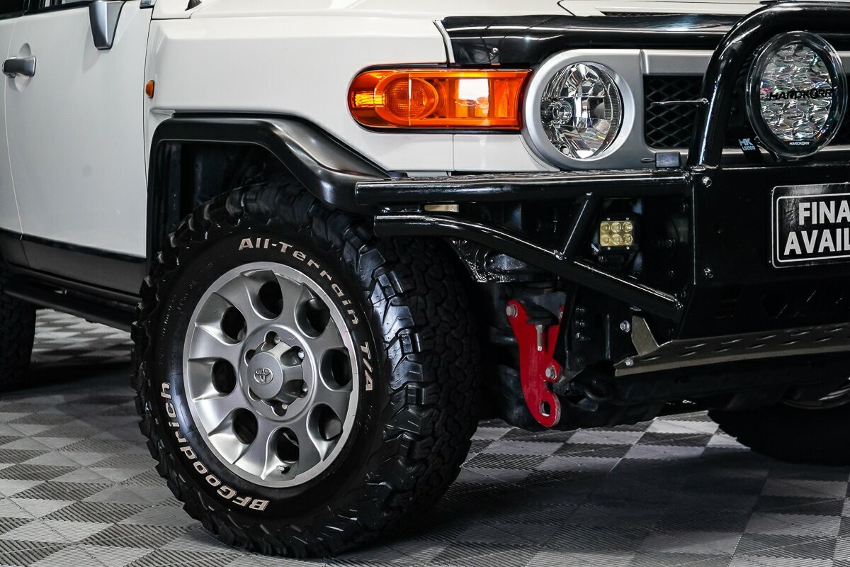 Toyota Fj Cruiser image 2