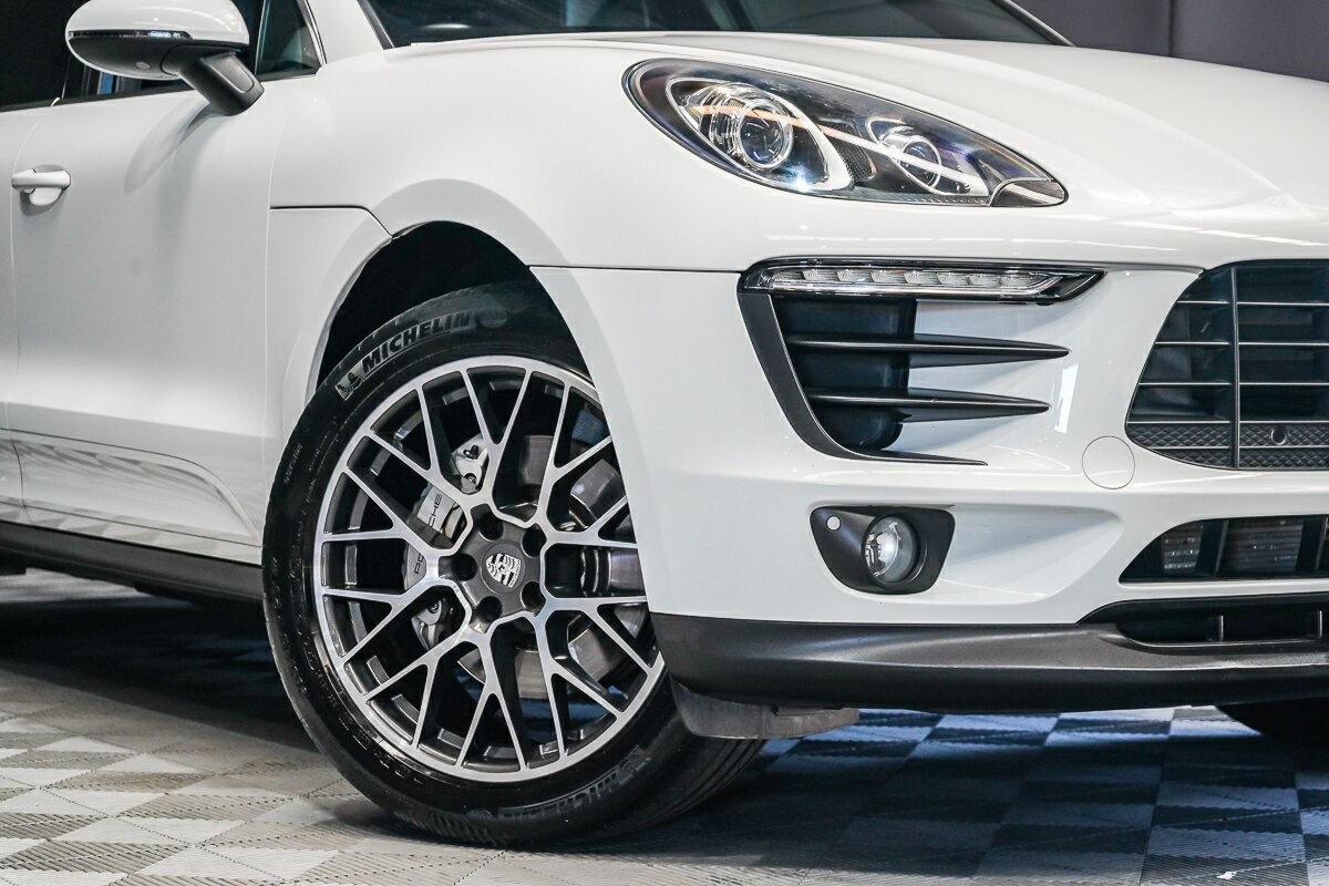 Porsche Macan image 2