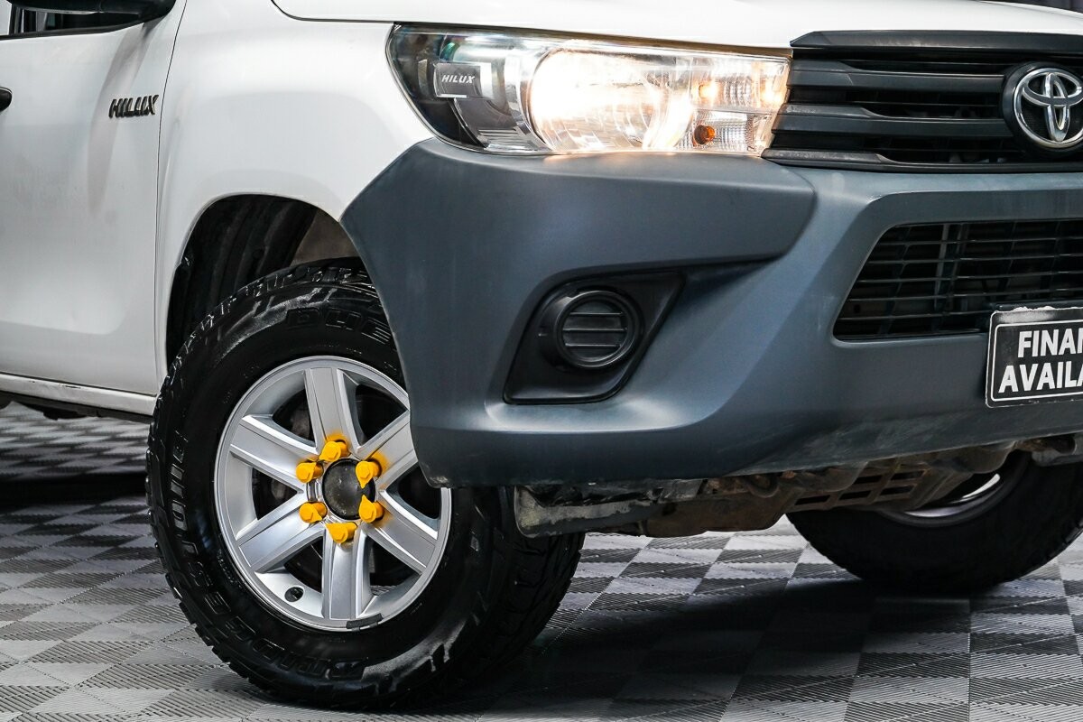 Toyota Hilux image 2