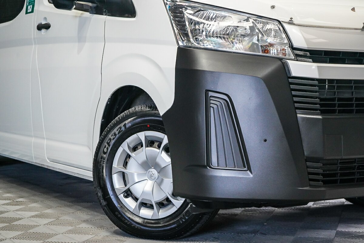 Toyota Hiace image 2