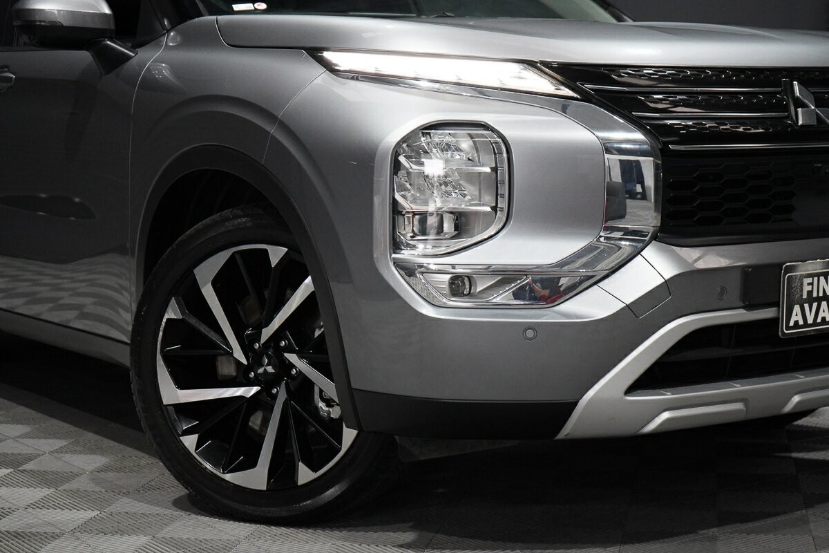 Mitsubishi Outlander image 2