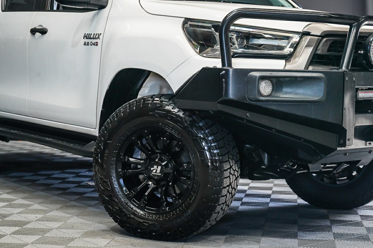 Toyota Hilux image 2
