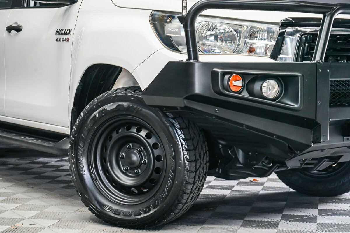 Toyota Hilux image 2