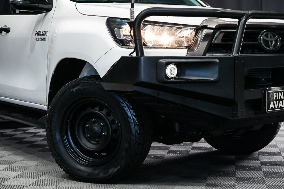 Toyota Hilux image 2