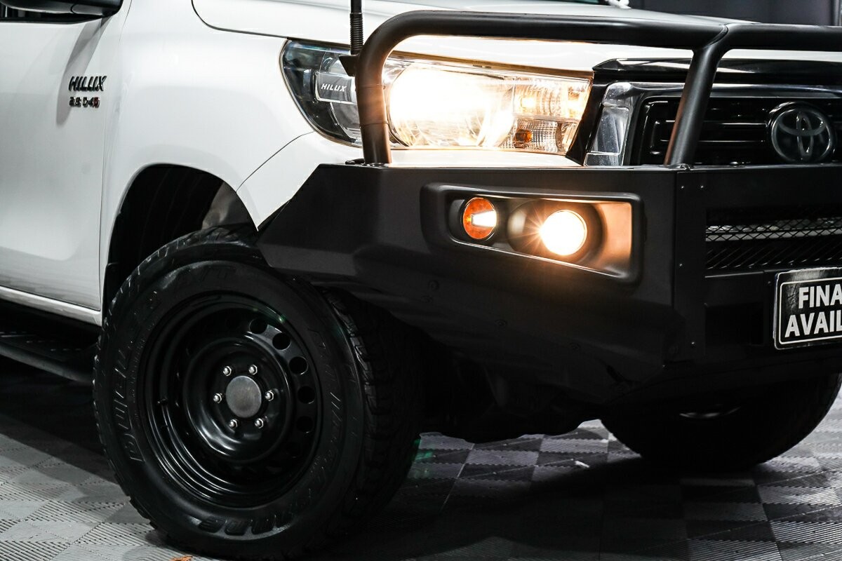 Toyota Hilux image 2