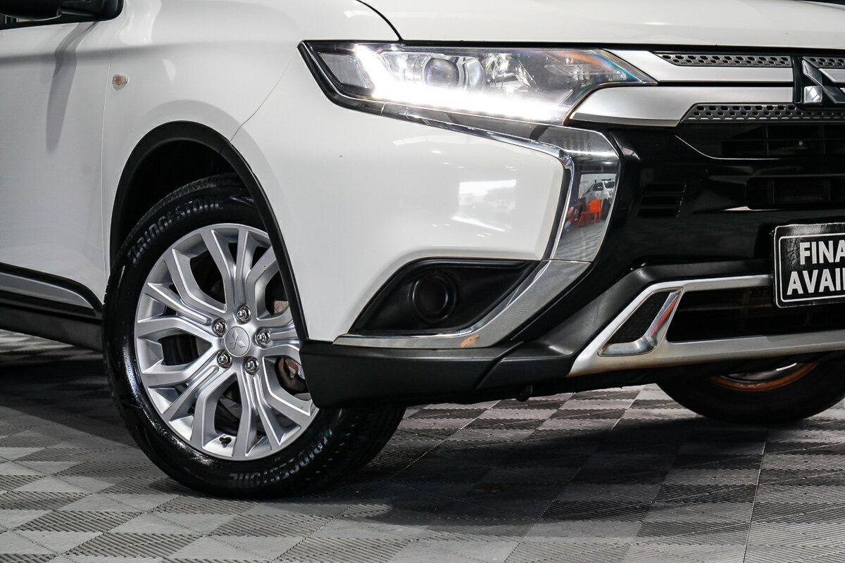 Mitsubishi Outlander image 2