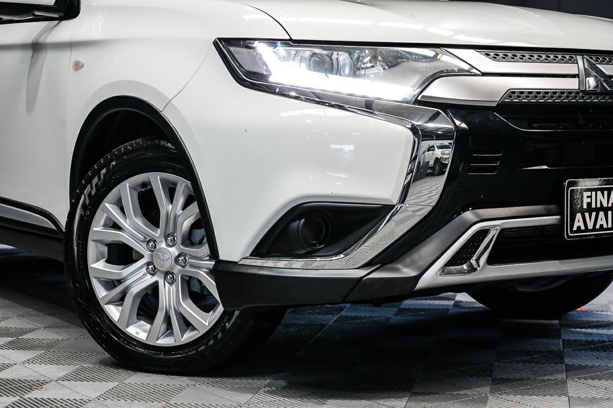 Mitsubishi Outlander image 2