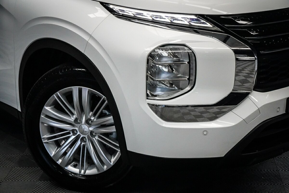 Mitsubishi Outlander image 2