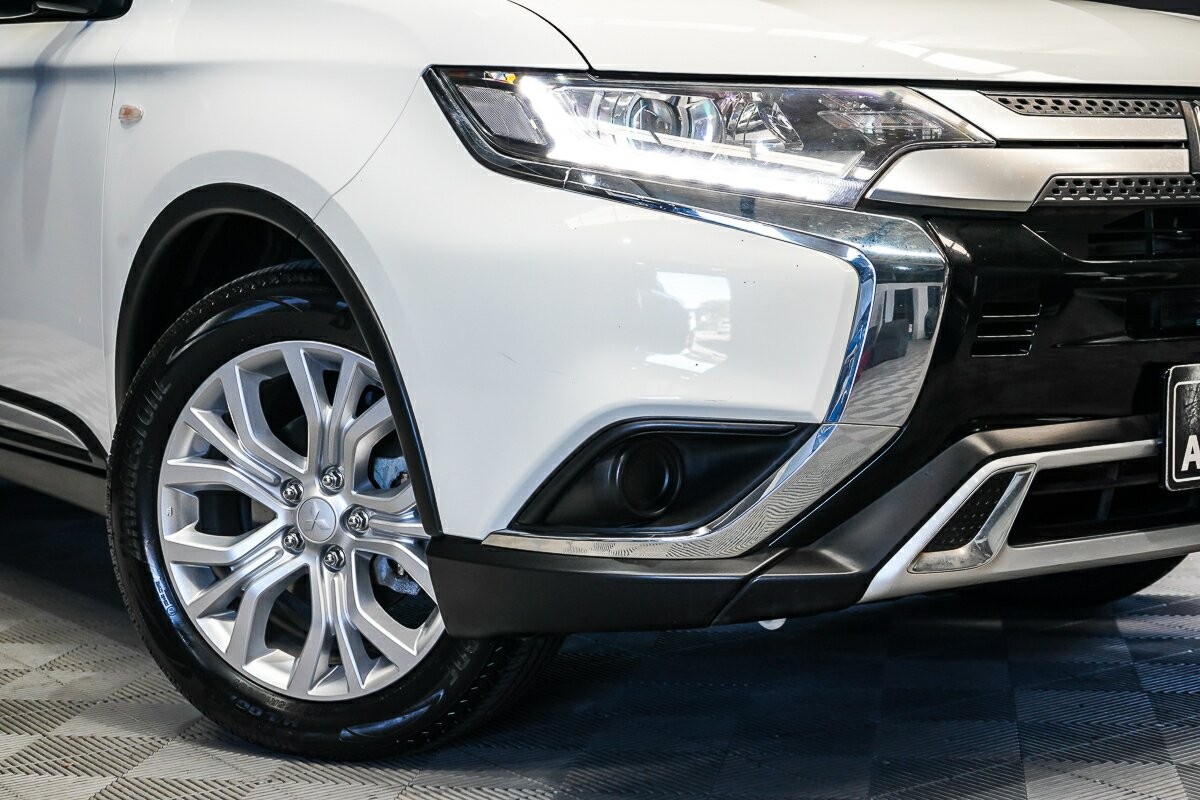 Mitsubishi Outlander image 2