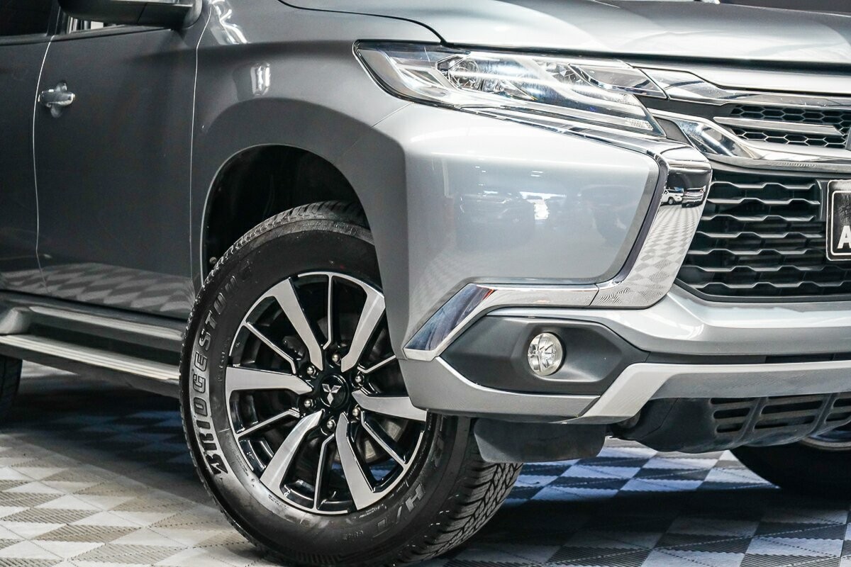 Mitsubishi Pajero Sport image 2
