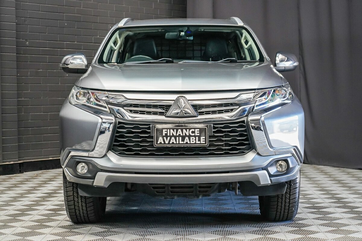 Mitsubishi Pajero Sport image 3
