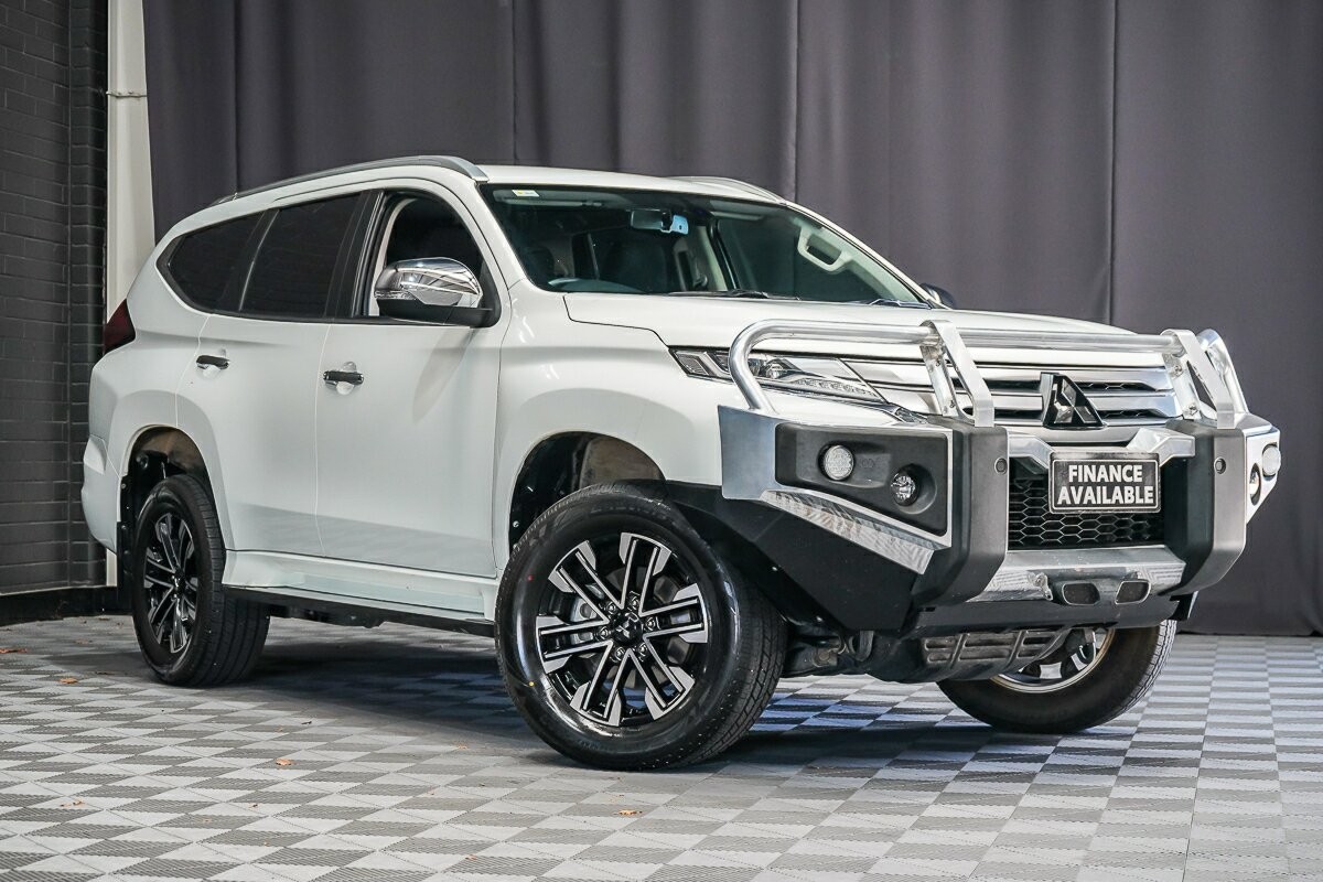 Mitsubishi Pajero Sport image 1
