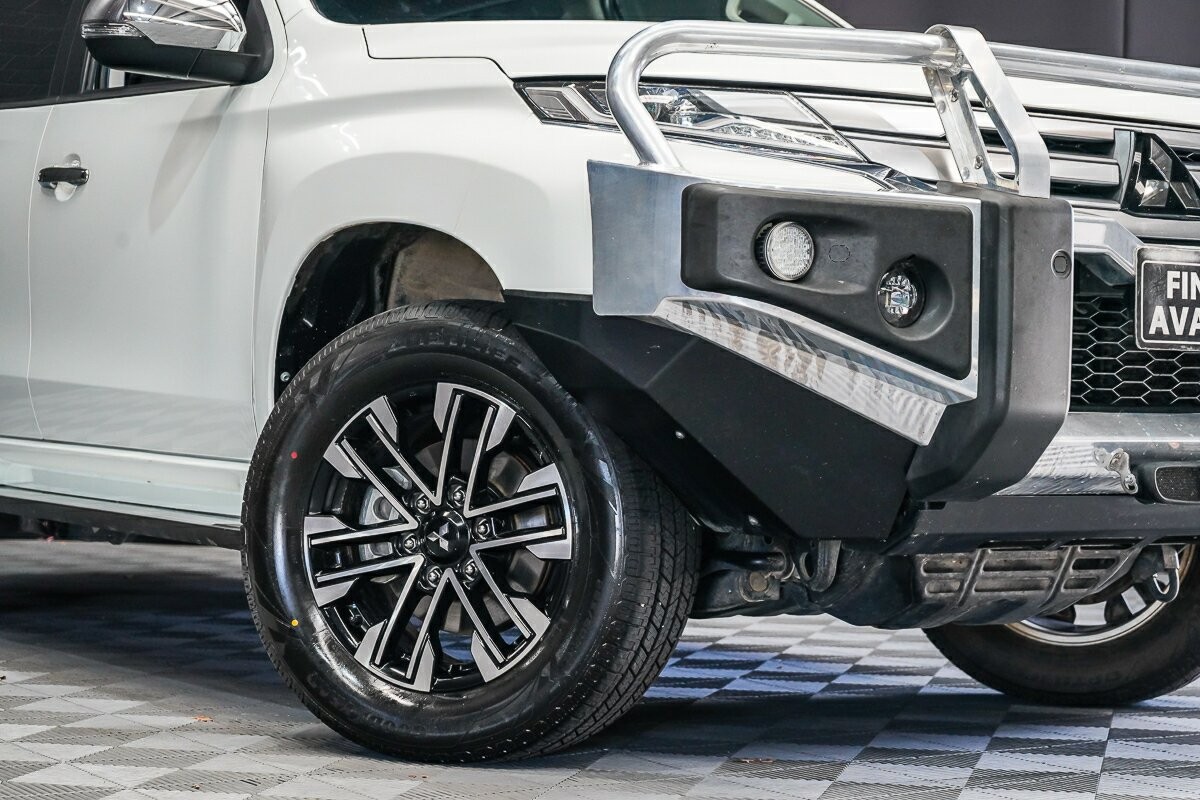 Mitsubishi Pajero Sport image 2