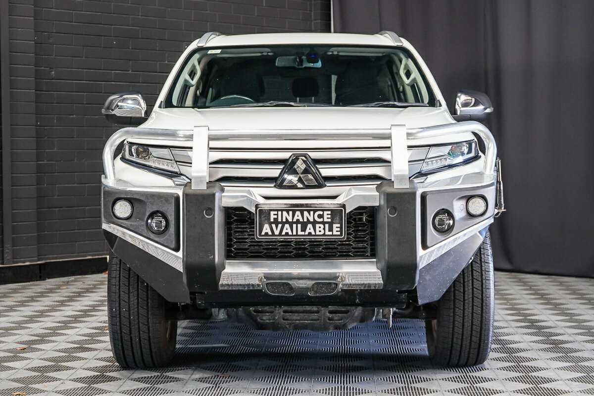 Mitsubishi Pajero Sport image 3
