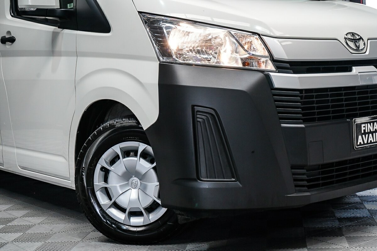 Toyota Hiace image 2