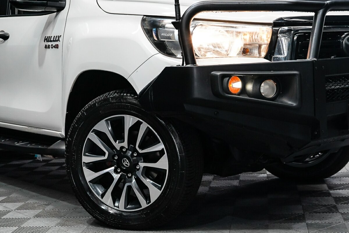 Toyota Hilux image 2