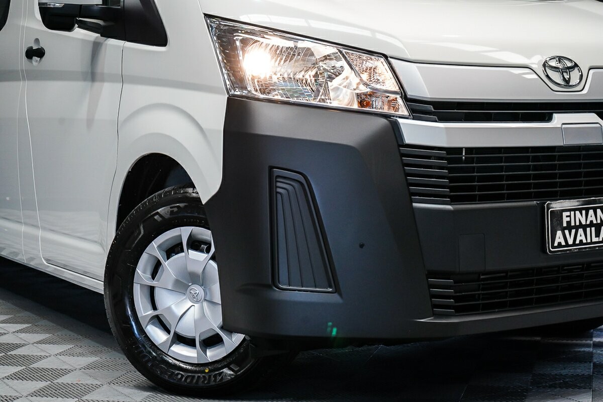 Toyota Hiace image 2