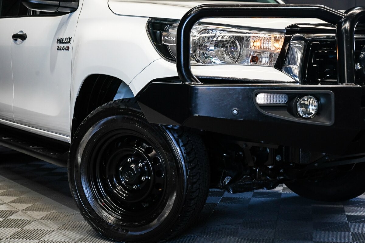 Toyota Hilux image 2