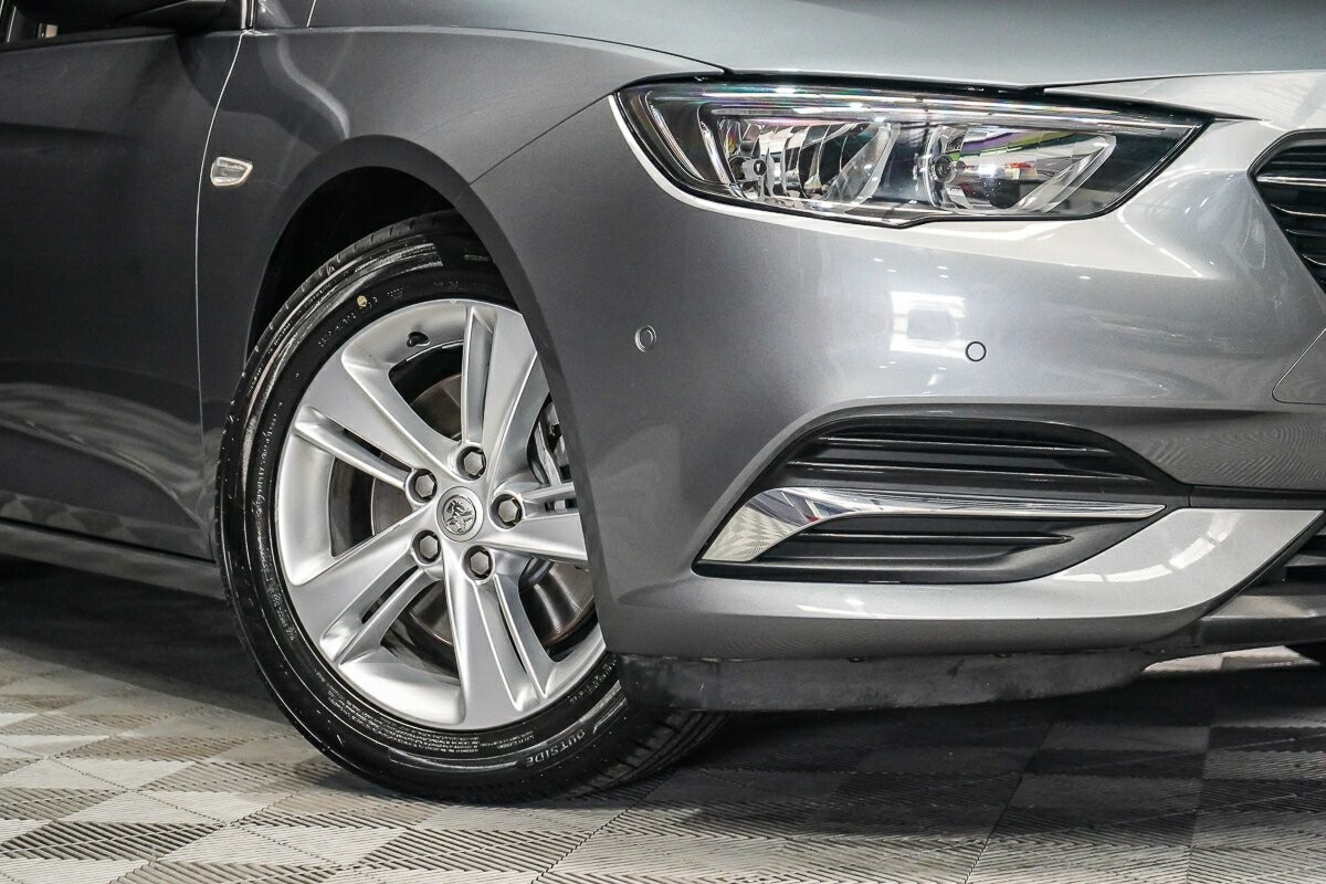 Holden Commodore image 2