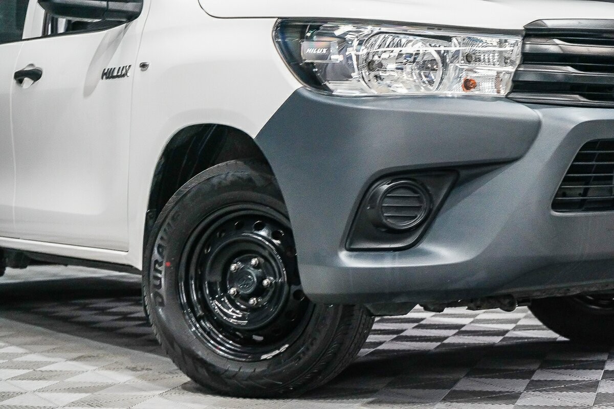 Toyota Hilux image 2