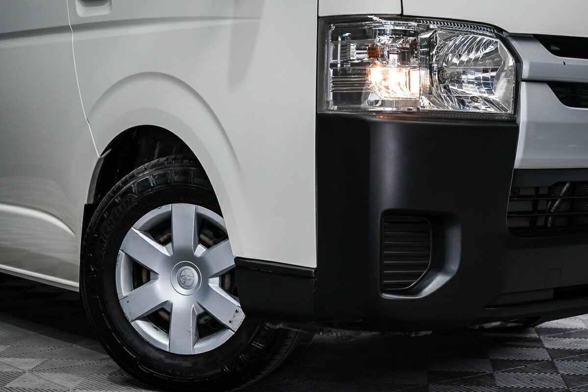 Toyota Hiace image 2