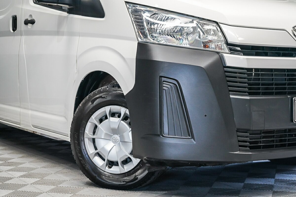 Toyota Hiace image 2