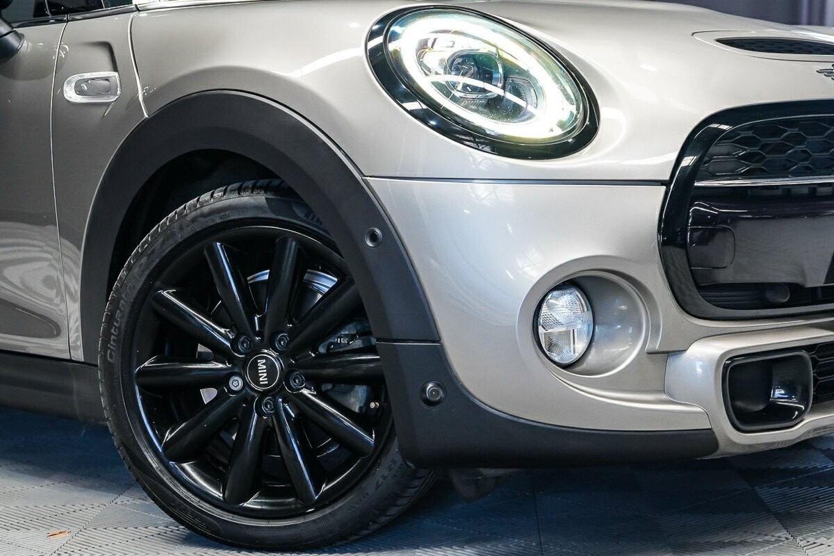 Mini Hatch image 2