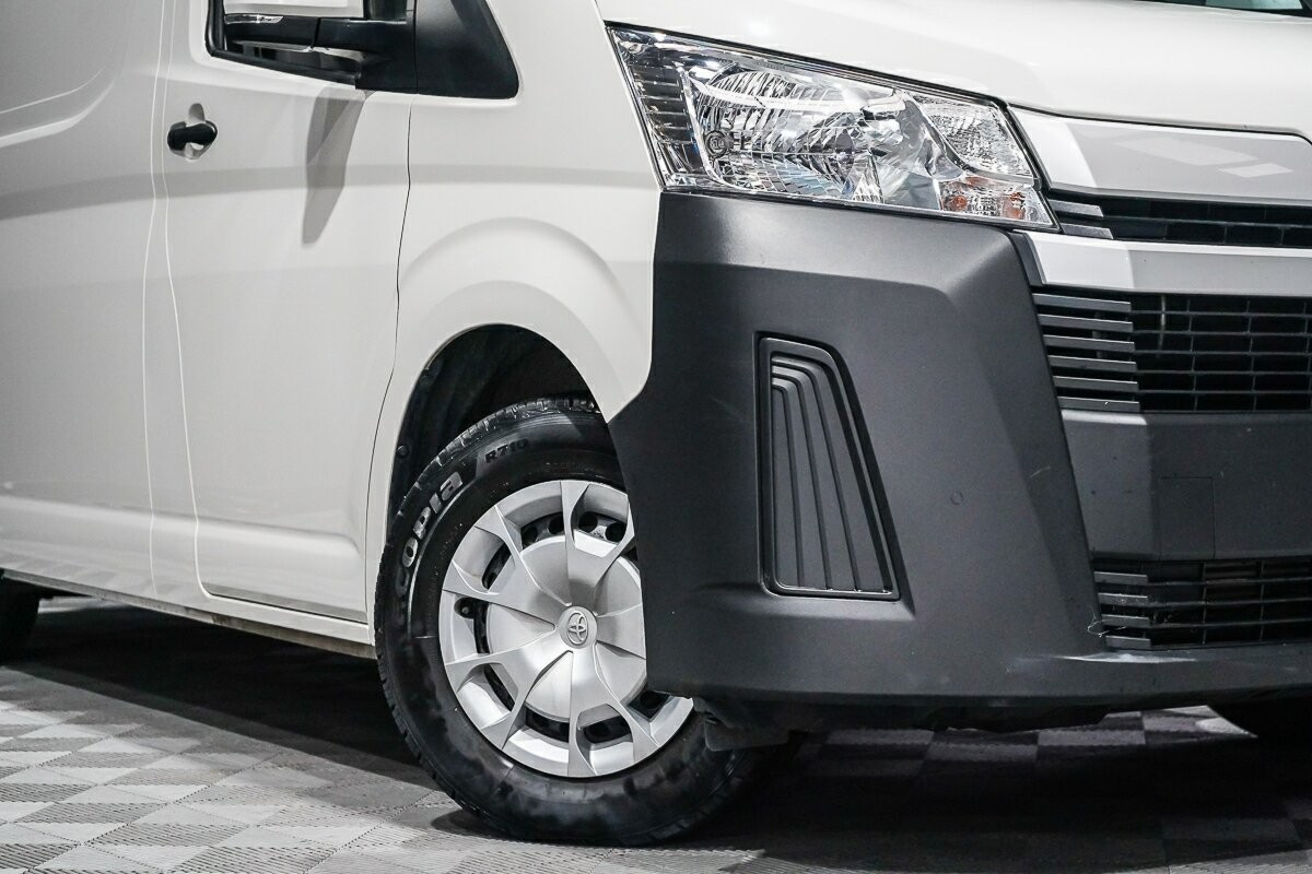 Toyota Hiace image 2
