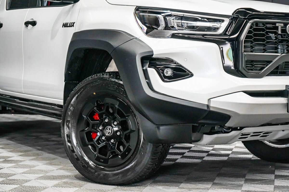 Toyota Hilux image 2