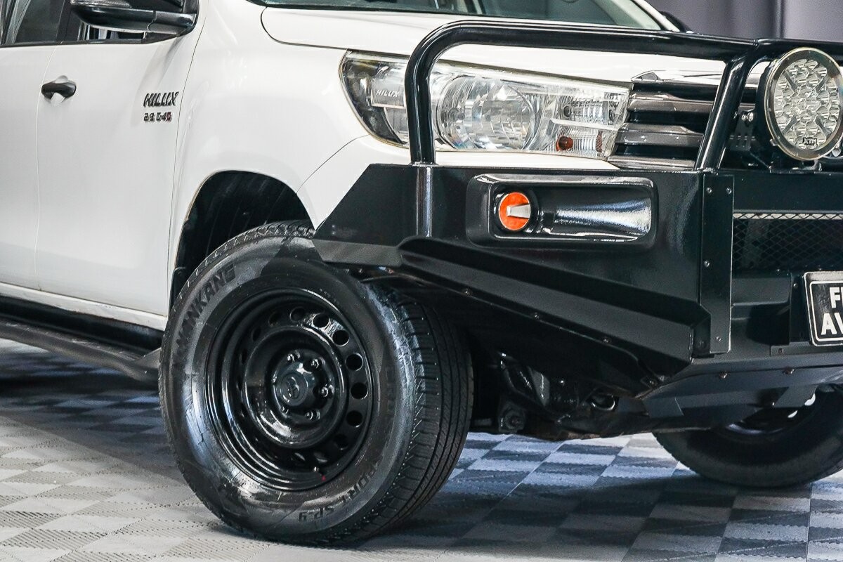 Toyota Hilux image 2