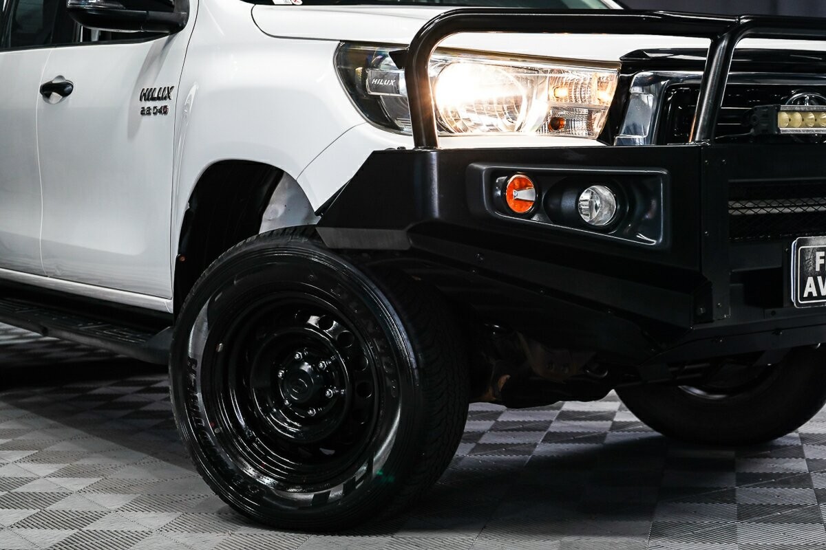 Toyota Hilux image 2