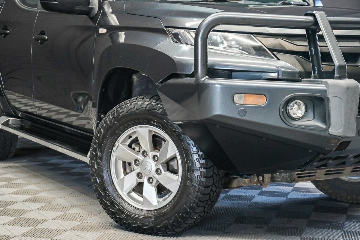 Mitsubishi Triton image 2