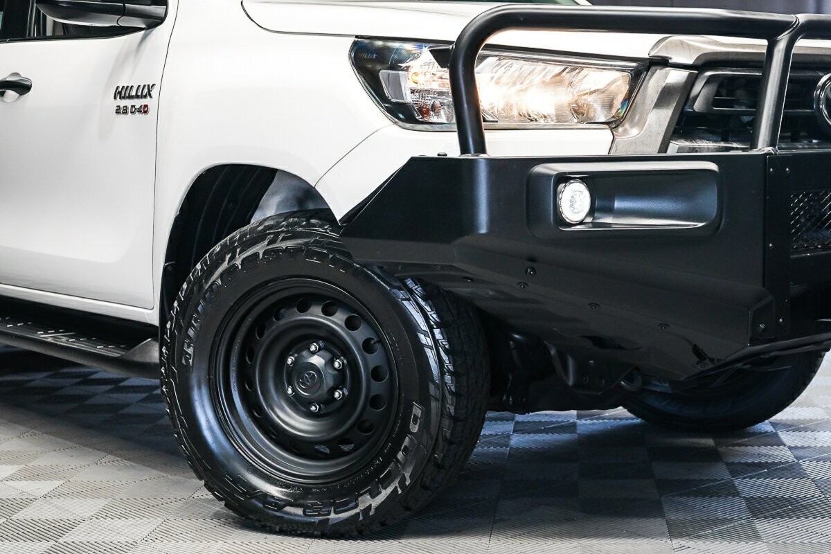 Toyota Hilux image 2