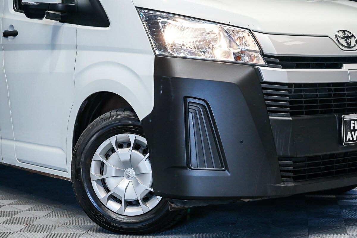 Toyota Hiace image 2