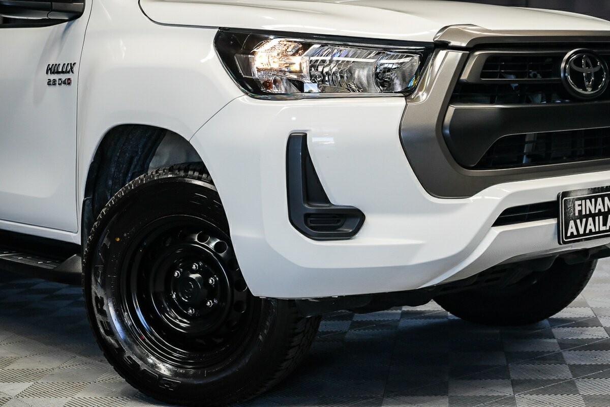 Toyota Hilux image 2