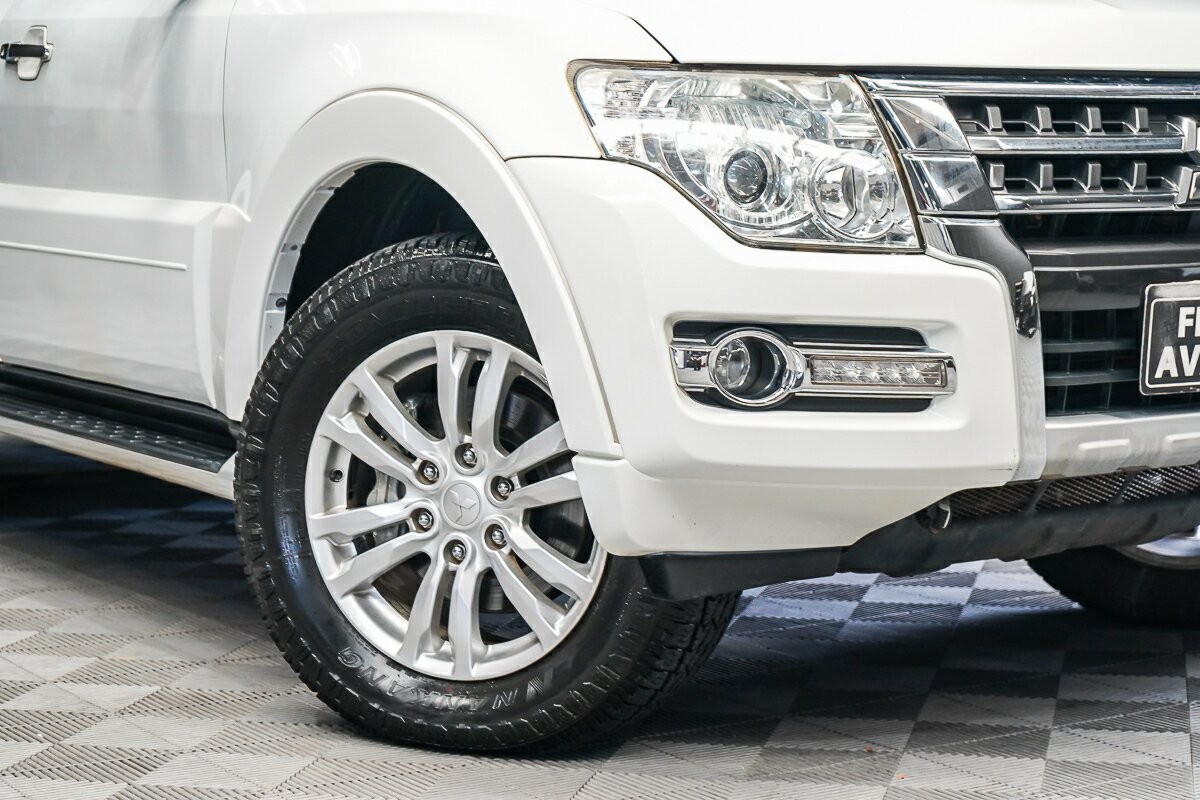 Mitsubishi Pajero image 2