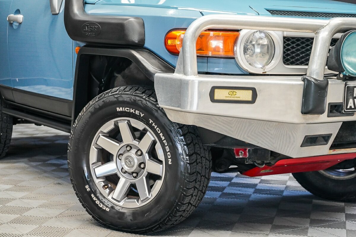 Toyota Fj Cruiser image 2