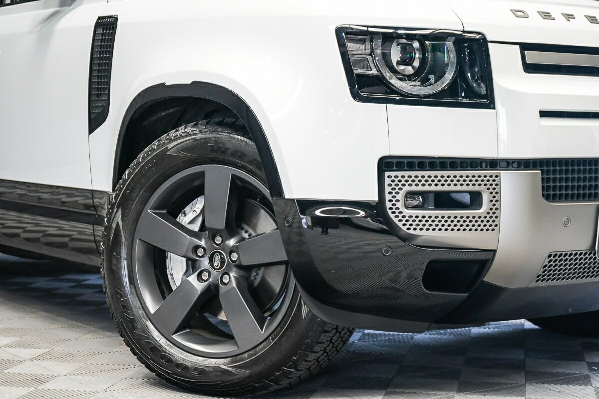 Land Rover Defender image 2