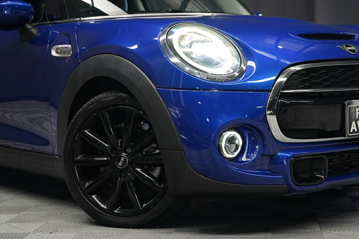 Mini Hatch image 2