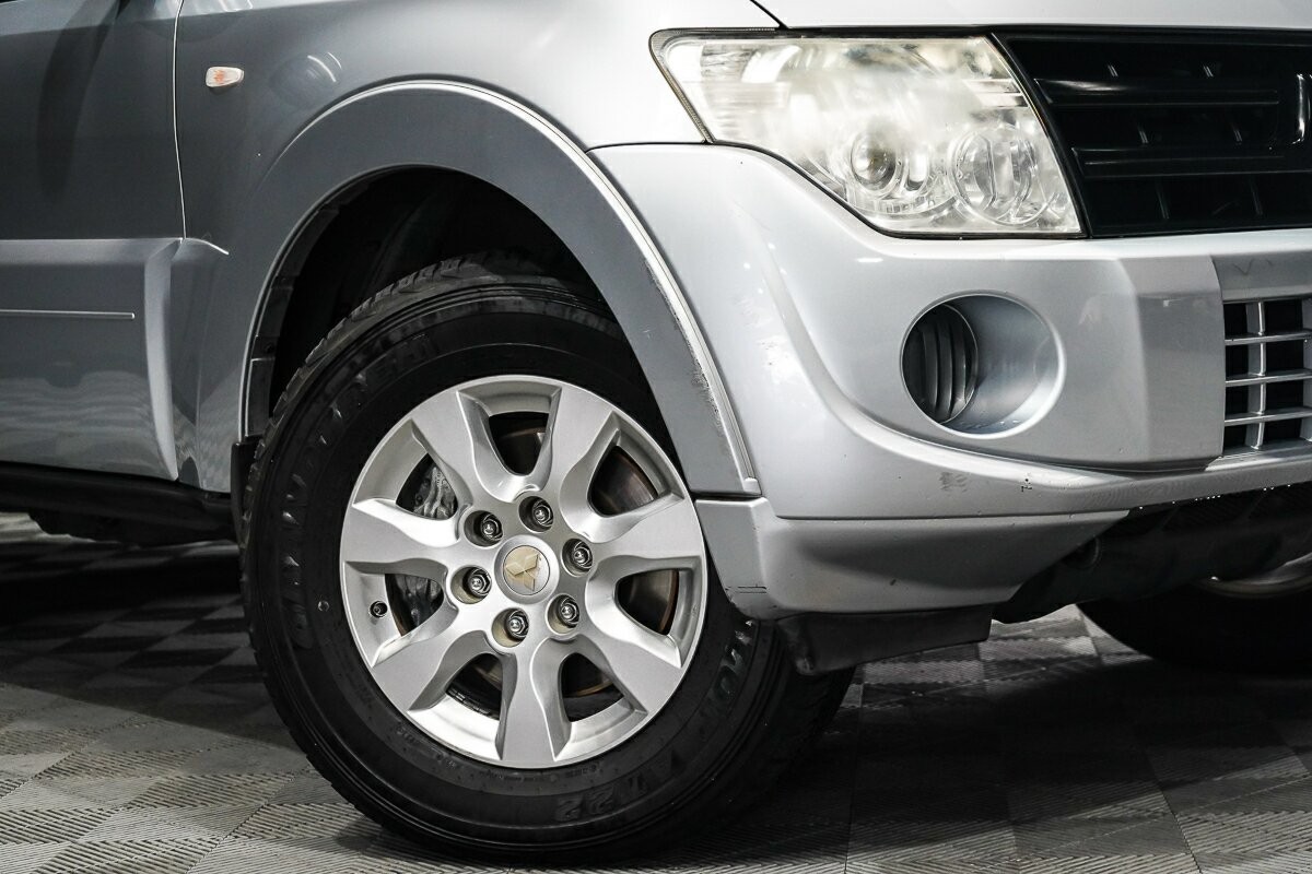 Mitsubishi Pajero image 2