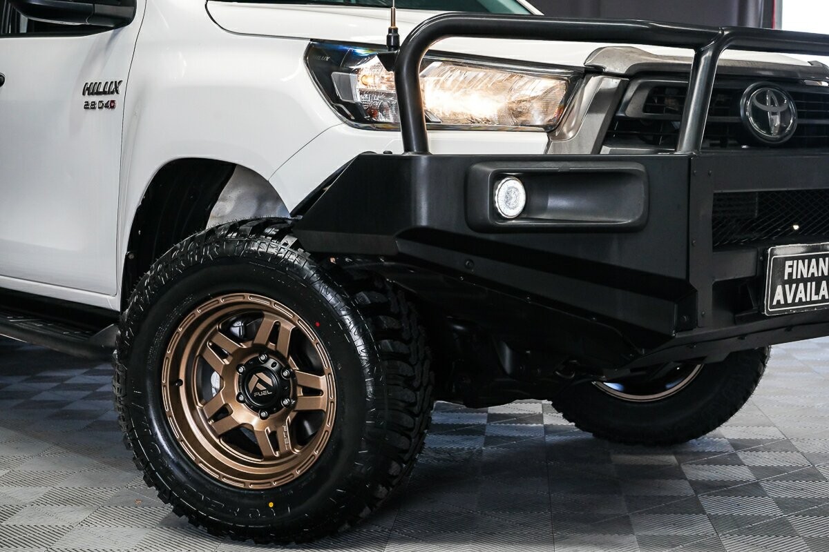 Toyota Hilux image 2
