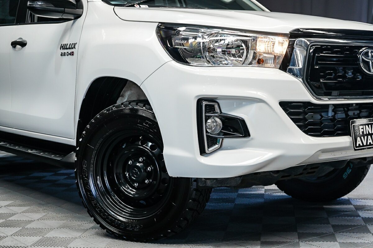 Toyota Hilux image 2
