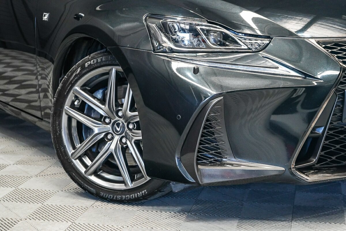 Lexus Is image 2