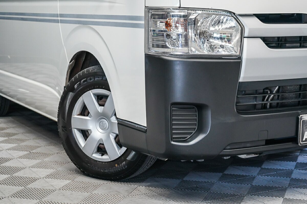 Toyota Hiace image 2