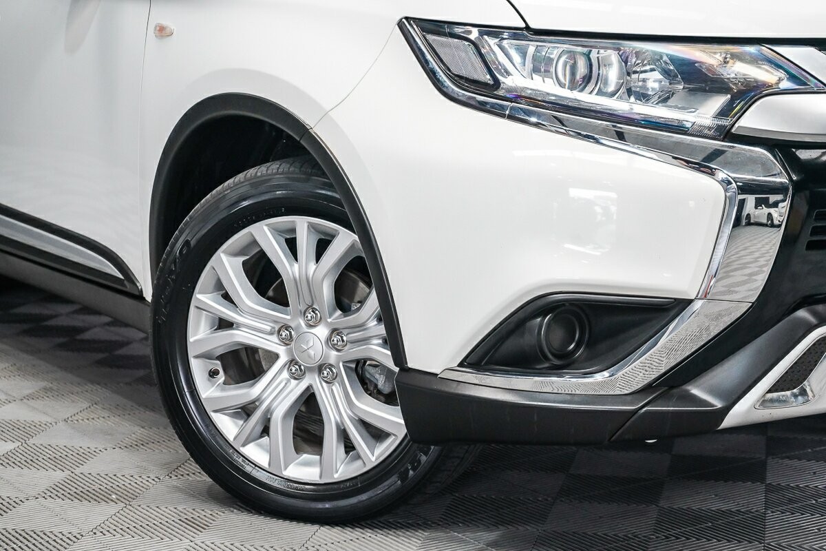 Mitsubishi Outlander image 2
