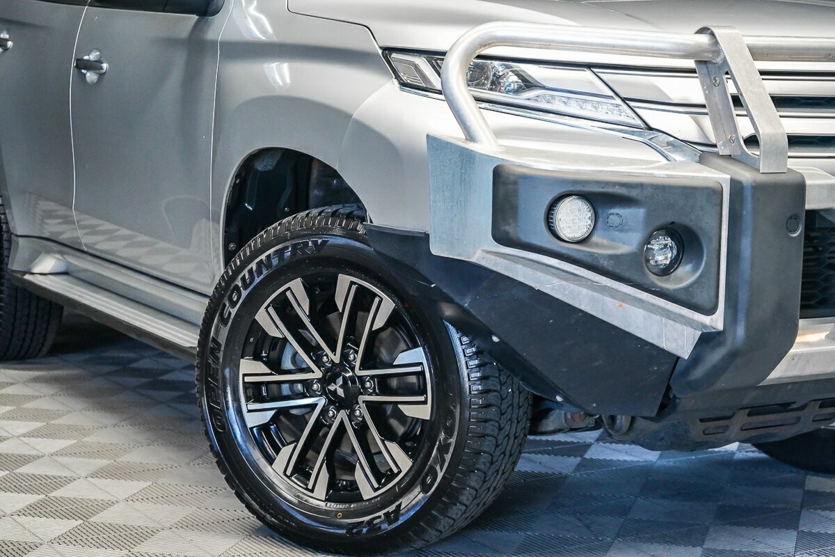 Mitsubishi Pajero Sport image 2