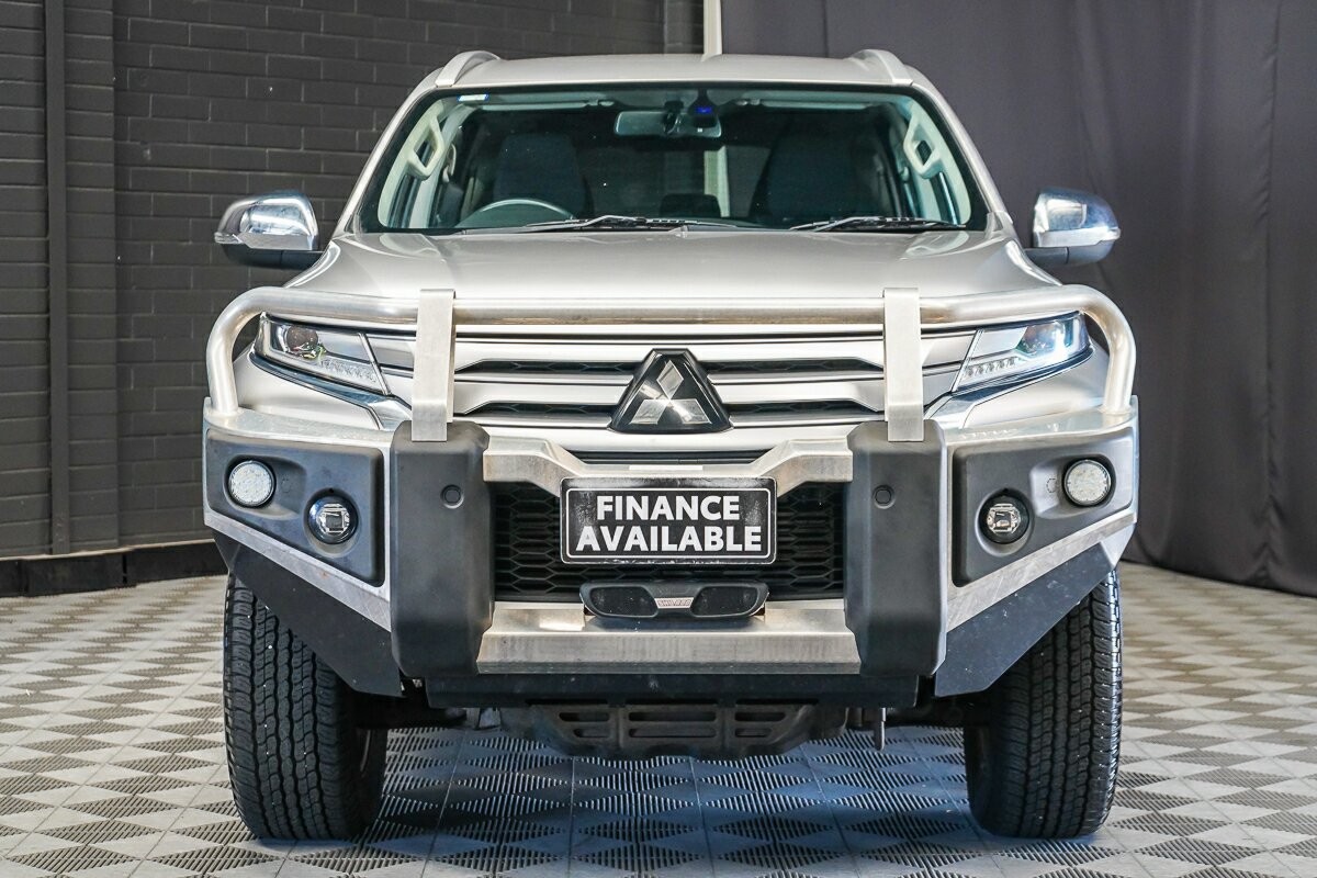 Mitsubishi Pajero Sport image 3