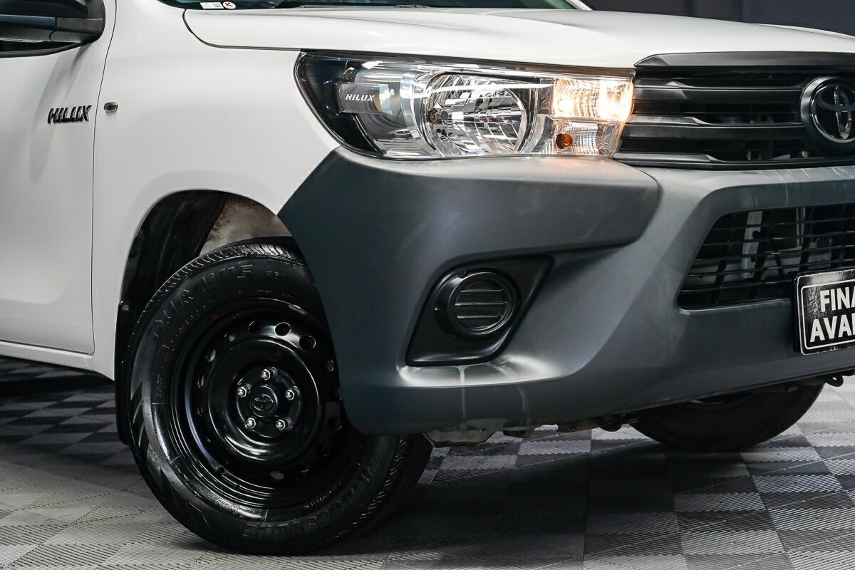 Toyota Hilux image 2