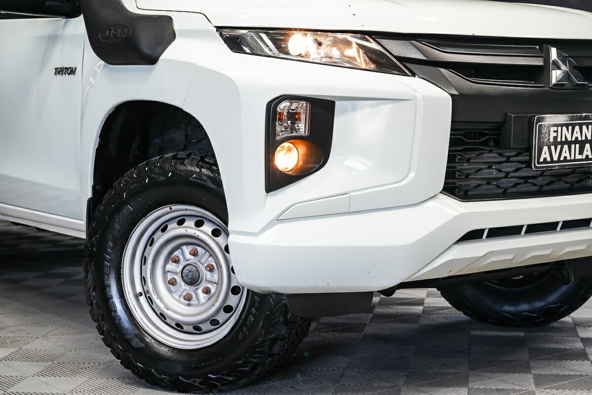 Mitsubishi Triton image 2