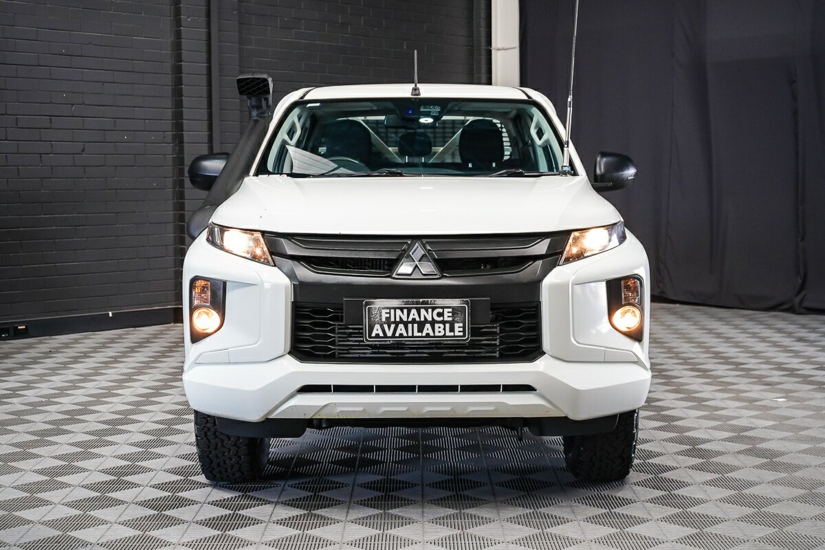 Mitsubishi Triton image 3